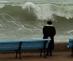 Жінка дивиться на море під час шторму на Приморському бульварі в Севастополі 