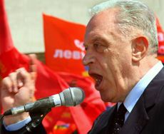 Лидер крымских коммунистов Леонид Грач выступает на митинге в Симферополе. 11 апреля