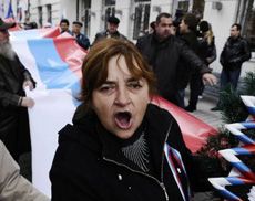 Участница митинга, посвященного Дню российского единства, скандирует лозунги в Севастополе. 4 ноября