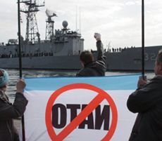 Учасники антиНАТОвського мітингу в порту Севастополя. 20 квітня 
